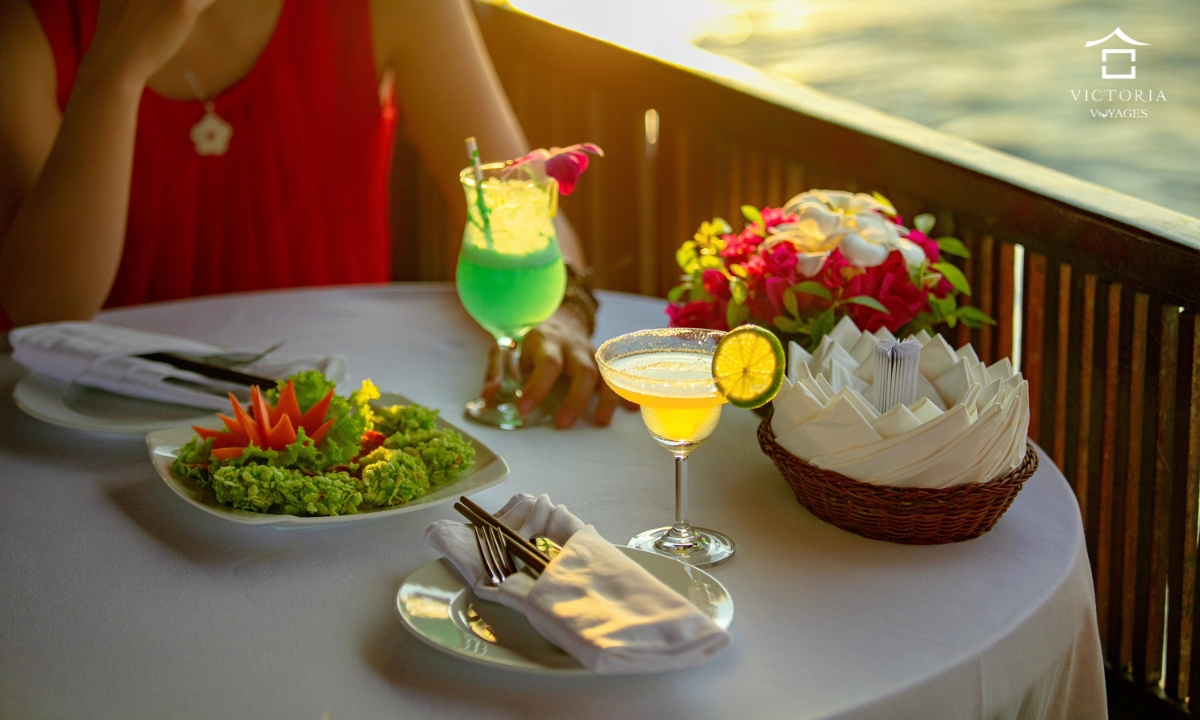 Enjoy meal on Mekong River